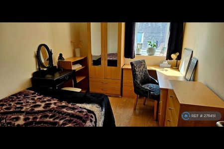 1 bedroom in a flat share to rent - Photo 4
