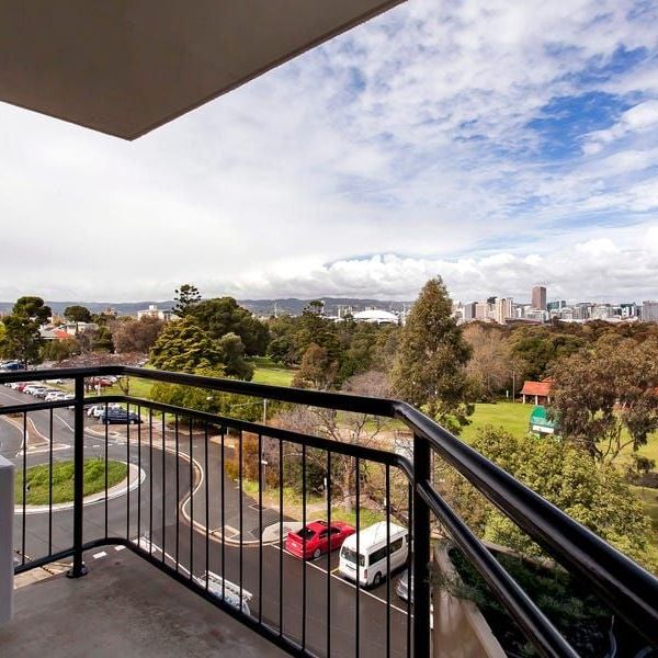 Secure 1 bedroom unit with city views - Photo 1