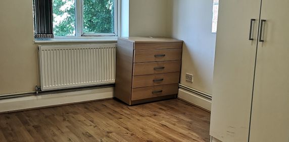 Two Bedroom Two Bathroom Two Bathroom Flat Neasden NW10 - Photo 2