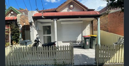 HALF FRONT OF THE HOUSE - Photo 3