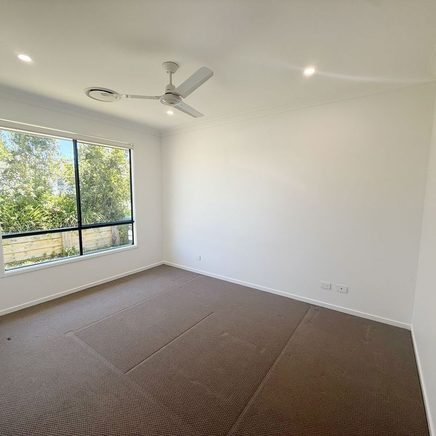 Spacious 4 Bedroom, 2 Bathroom Family Home - Photo 1