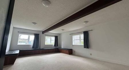 Freshly Renovated Modern 2-Bedroom Unit in Opaheke - Photo 4
