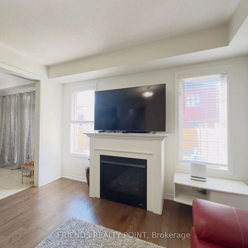 Condo Townhouse For Lease | E9233655 - Photo 1