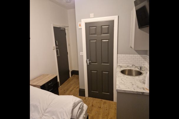 Room in a Shared House, Floyd Road, SE7 - Photo 1