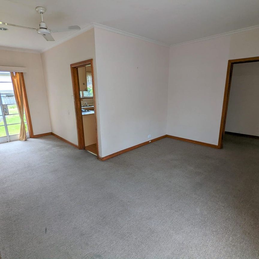 GLEN WAVERLEY SCHOOL ZONE! - Photo 1