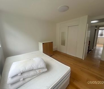 1 Bed Semi-Detached House, Nigel Mews, IG1 - Photo 4