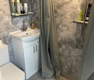 Room in a Shared House, Stockingstone Road, LU2 - Photo 1