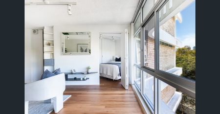 Streamlined apartment in idyllic jacaranda-lined street - Photo 2