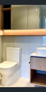 Luxury 2 Bedroom apartment located at convenient location - Photo 3