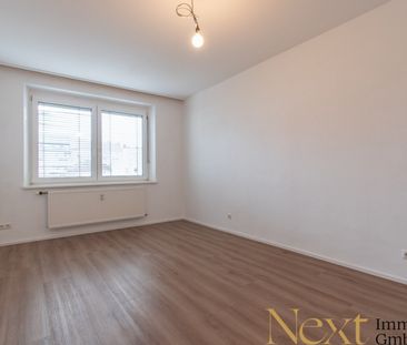 Teilsanierte 2-Zimmer-Altbauwohnung mit nagelneuer Einbauküche in L... - Photo 3