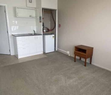 WELL PRESENTED BEDSIT: - Photo 2