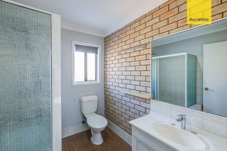 Spacious 2-Bedroom Townhouse in Prime Location - Photo 2