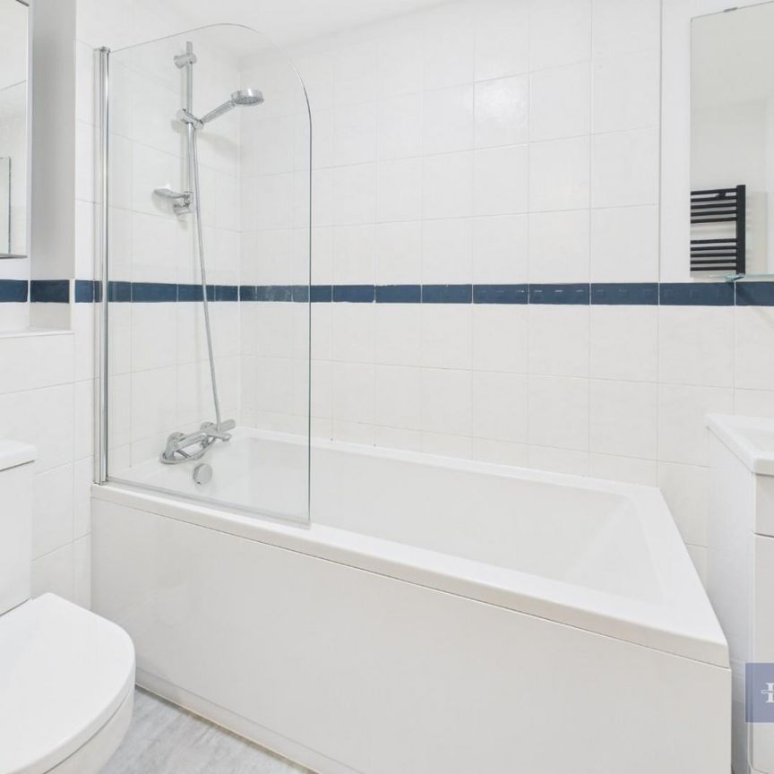 2 bedroom Flat To Let - Photo 1