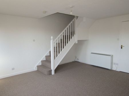 3 bed House - To Let - Photo 3