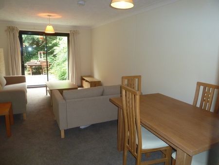 4 Bed Terraced House, Berkeley Close, SO15 - Photo 2