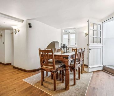 Spacious two bedroom apartment in the centre of Richmond - Photo 6