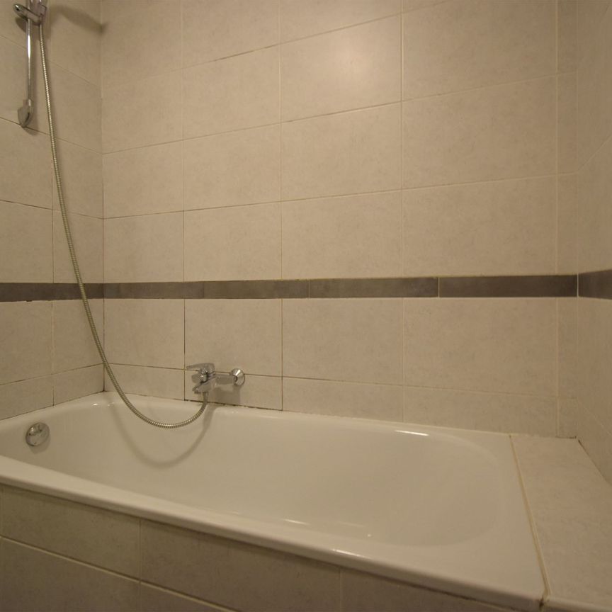 RUIM APPARTEMENT MET TWEE SLAAPKAMERS EN GARAGE - Foto 1