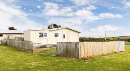 TIDY TWO BEDROOM IN WAITARA - Photo 3