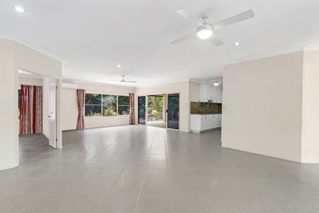 SPACIOUS ENTERTAINER, BIG BLOCK WITH LUSH GARDENS AND NO REAR NEIGHBOURS! - Photo 4