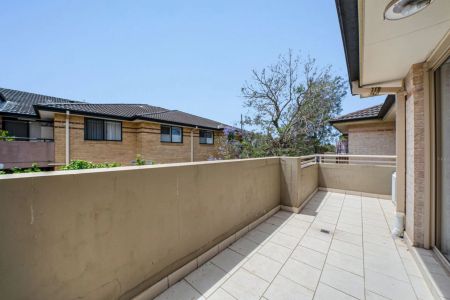 Oversized 3-Bedroom Apartment in Prime Auburn Location - Photo 4