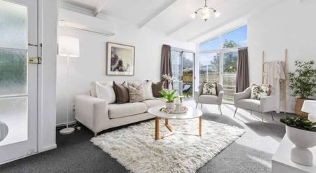 Spacious 4-Bedroom Family Home with Rumpus - Photo 4