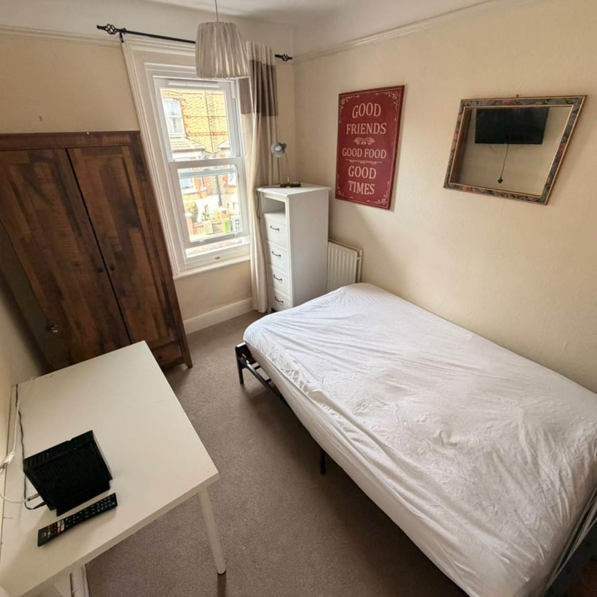Room 4, 40a Farnham Road, Onslow, GU2 4JN - Photo 1