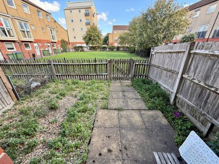 1 bedroom in a house share to rent - Photo 2