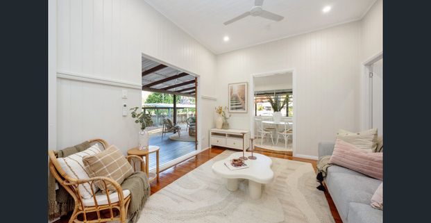 Elegant Three-Bedroom House in the Heart of Pimlico! - Photo 1