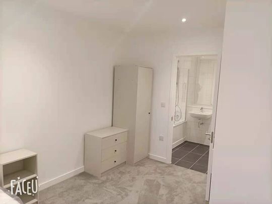 2 Bed Flat, Wharf End, M17 - Photo 1