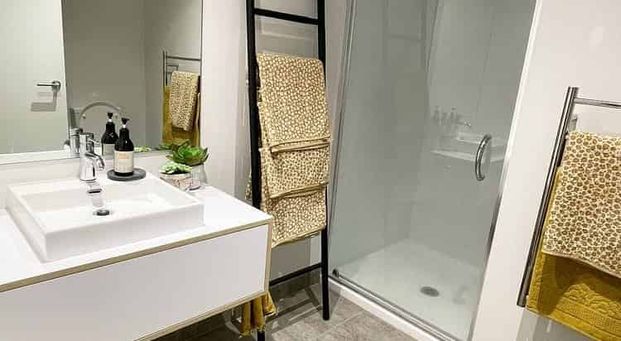 Modern 2-bed apartment with private balcony - Photo 1