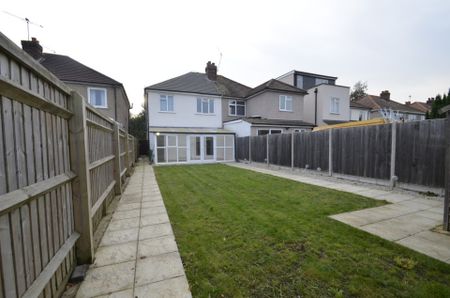 3 bedroom Semi-detached house to rent - Photo 2