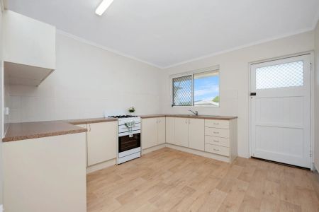 Convenient living close to shops & transport - Photo 3