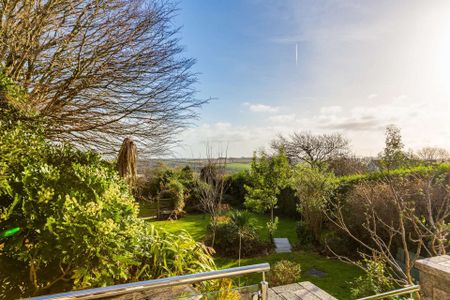 PLEASE EMAIL TO REGISTER YOUR INTEREST - A four bedroom detached house in the village of Mabe Burnthouse on the south coast about 4 miles from Falmouth. To le - Photo 3