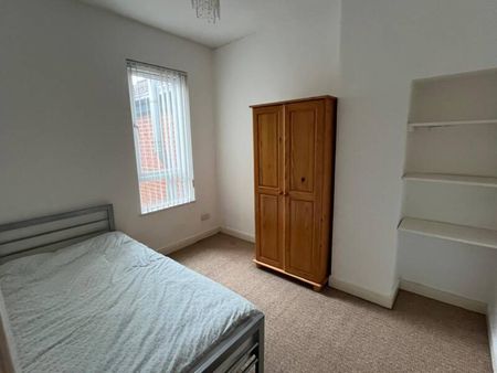 Furnished 2 Bedroom Mid Terrace - Photo 2
