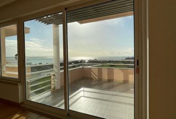 Apartamento T3 com estacionamento e vista de mar em Santo Amaro de Oeiras