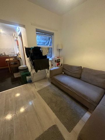 Donegall Road, Room 5, All Bills Included, Belfast, BT12 5NA - Photo 2