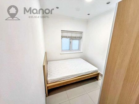 Collinwood Gardens, Ilford, IG5 - Photo 2