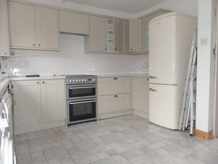 3 bedroom semi-detached house to rent - Photo 5