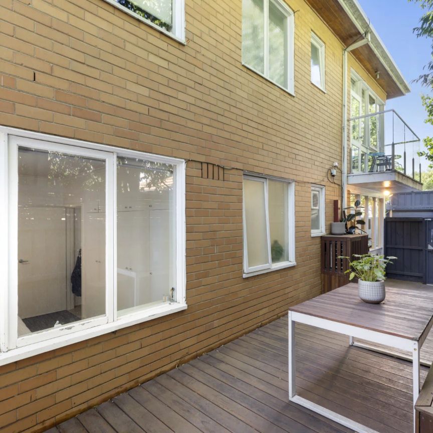 Spacious, Stylish & Superbly Located Ground-Floor Apartment - FURNISHED - Photo 1