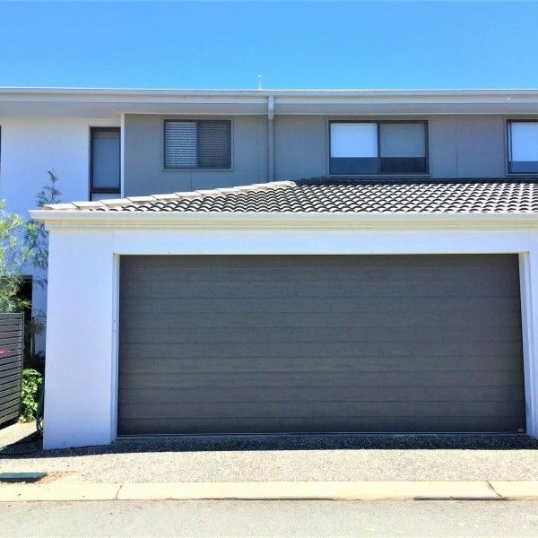 Modern 3 Bedroom Townhouse Available From 01/11/2024 - Photo 1