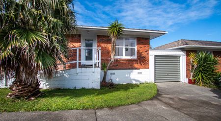 Warm & Sunny 2-Bedroom Home - Photo 4