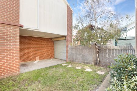 12 Neale Street, Kensington VIC 3031 - Photo 5