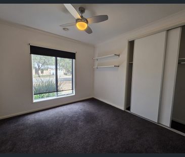 5 Bedroom PLUS Study & 2 Living areas! - Photo 2