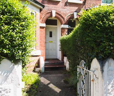 Leamington Avenue Room 1 - Photo 1