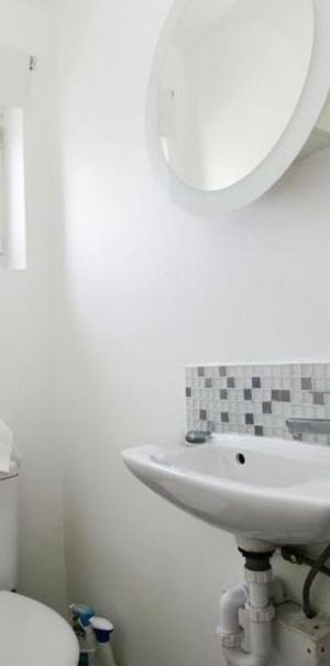 A stunning one-bedroom flat in a convenient location with modern kitchen, spacious bedroom, and high energy efficiency, perfect for couples or individuals seeking comfort and convenience. Available mid August on an unfurnished basis. EPC - C - Photo 1