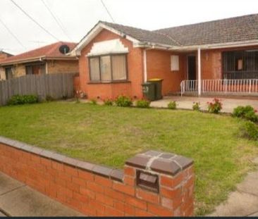 Centrally located family home! - Photo 2