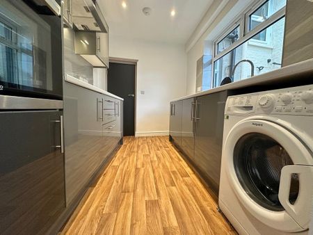 4 bedroom terraced house to rent - Photo 5