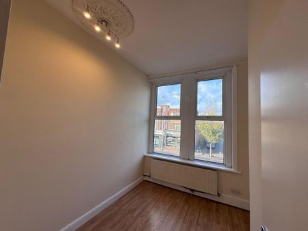 3 bedroom flat to rent - Photo 4