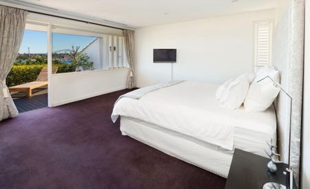 Unique Penthouse With Iconic Harbour Views & The Ambience Of A Private Villa - Photo 4