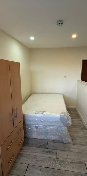 Studio Flat, Ashbourne Parade, W5 - Photo 2